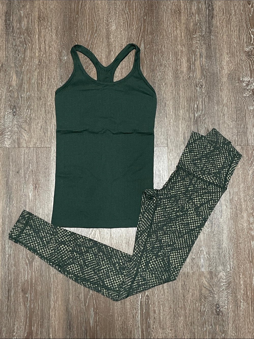 Like New Lululemon Matching Rainforest Green Set. Size Top 4 /Bottom 2